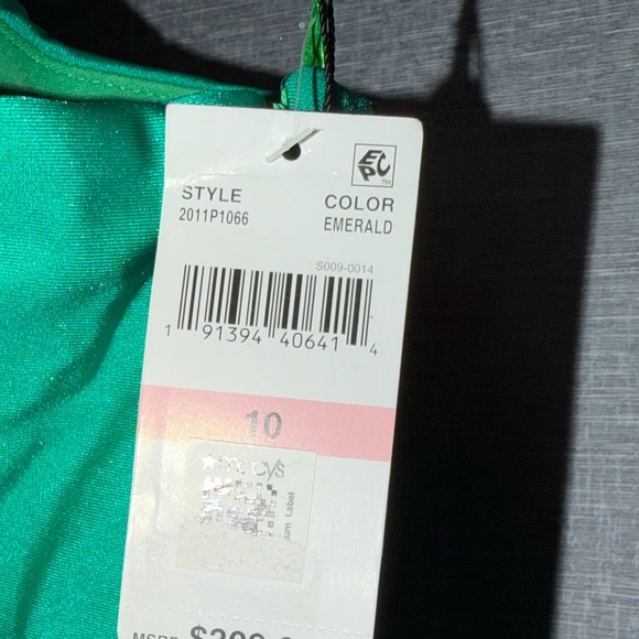 Terani Couture Vibrant Green One-Shoulder Prom Dress - Picture 7 of 8